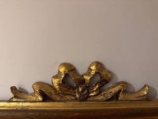Espejo dorado con marco tallado