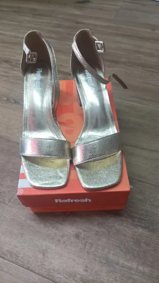 Sandalias doradas sin estrenar Talla 40
