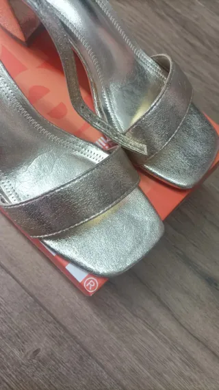 Sandalias doradas sin estrenar Talla 40