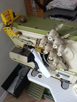 Máquina de coser  recubridora con dos agujas Rimol