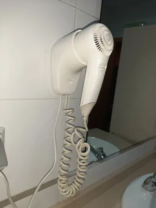 Secador de pelo de pared blanco