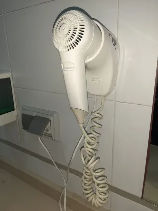 Secador de pelo de pared blanco