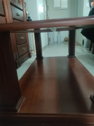 Mesa de centro madera y cristal.