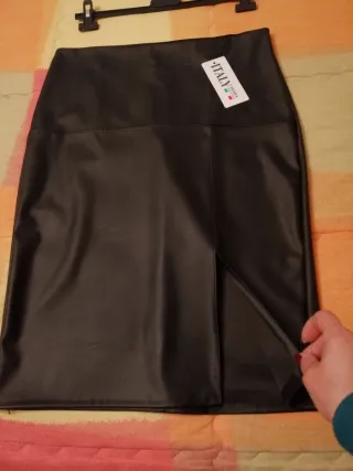 Gonna in pelle nera con spacco