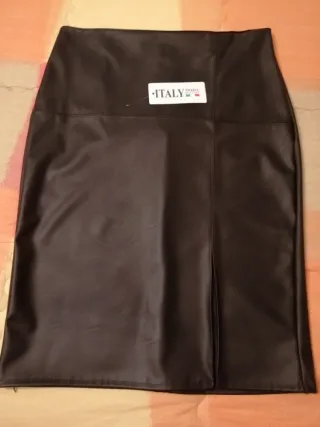 Gonna in pelle nera con spacco