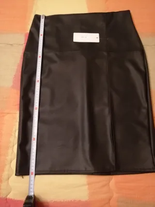 Gonna in pelle nera con spacco