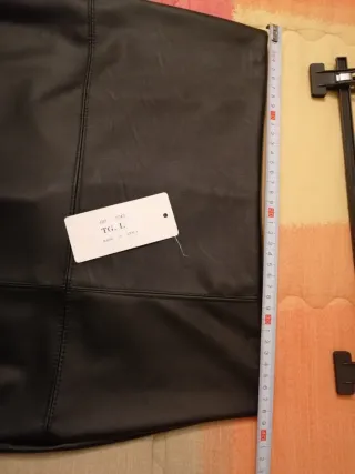 Gonna in pelle nera con spacco