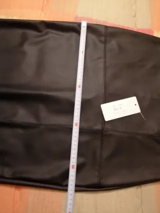 Gonna in pelle nera con spacco