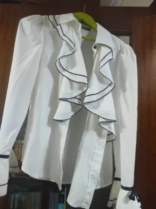 Camisa blanca con volantes y ribete negro