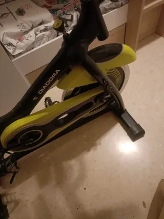 Bicicleta Estática Negra y Amarilla