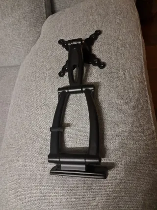 TV negro marca OKI con mando a distancia