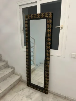 Espejo de pared con marco de mimbre