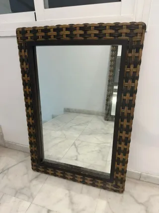 Espejo de pared con marco de mimbre