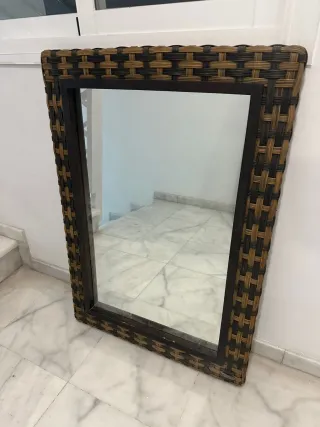 Espejo de pared con marco de mimbre