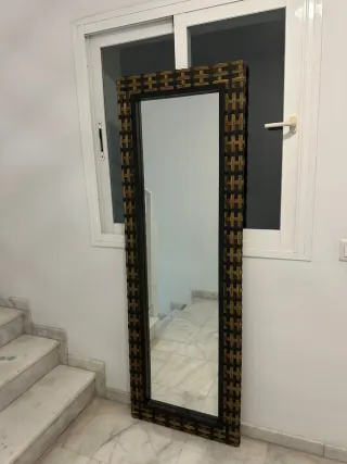 Espejo de pared con marco de mimbre