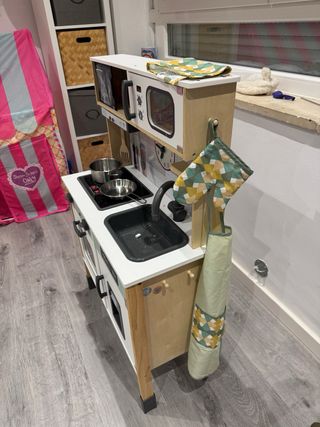 Cocinita de juguete de madera.