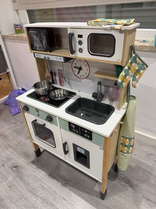 Cocinita de juguete de madera.