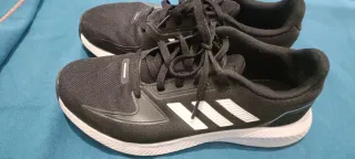 Zapatillas Adidas Negras y Blancas