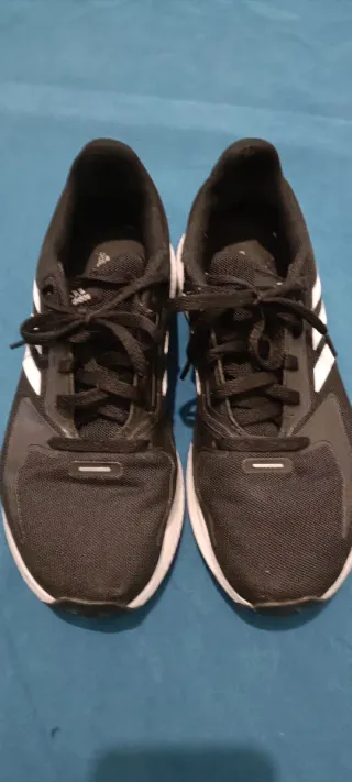 Zapatillas Adidas Negras y Blancas