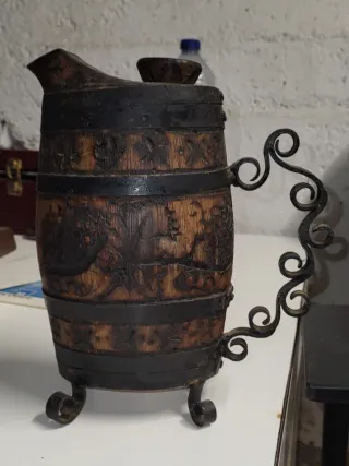 Jarra antigua de madera y metal