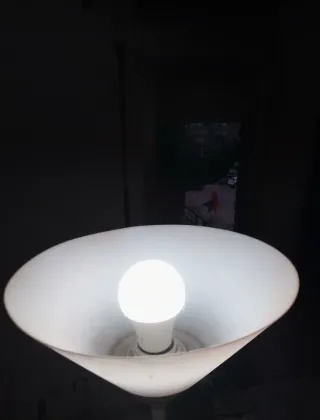 Lámpara de pie gris y blanca