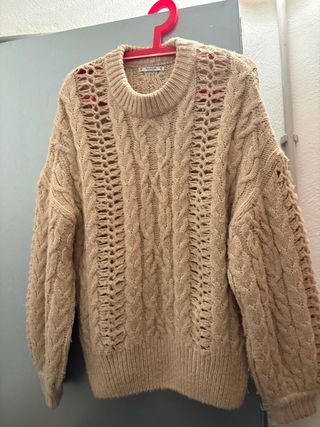 Jersey de punto beige con trenzas