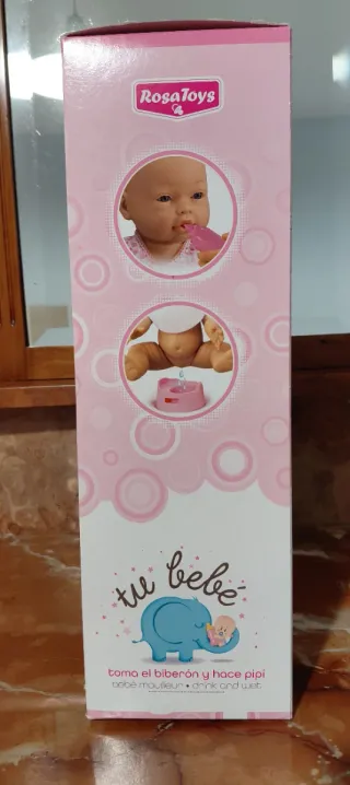 Muñeco bebé Rosa Toys, toma el biberón y hace pipi