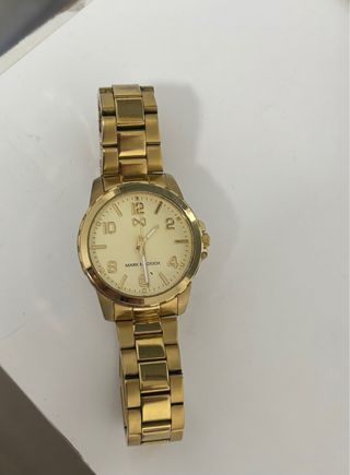 Reloj Mark Maddox Dorado solo necesita pilas.