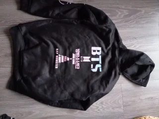 Sudadera BTS Negra con Diseño Floral