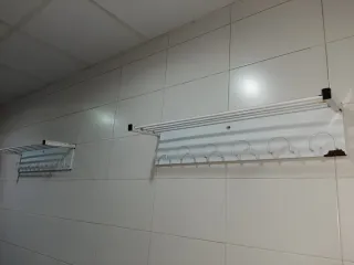 Perchero metalico de pared blanco