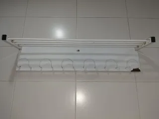 Perchero metalico de pared blanco