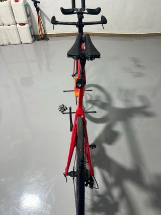 Bicicleta de carretera Trek roja