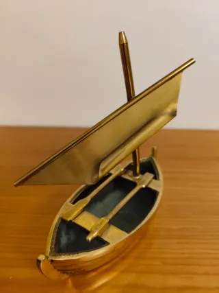 Barca de bronce vintage con vela