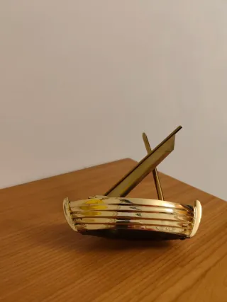 Barca de bronce vintage con vela