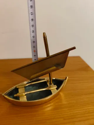 Barca de bronce vintage con vela