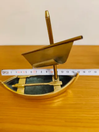 Barca de bronce vintage con vela