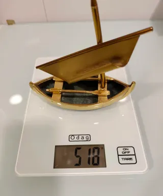 Barca de bronce vintage con vela