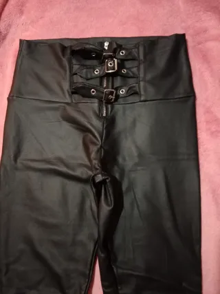 PRECIO NEGOCIABLE  Pantalón cuero cremallera y heb