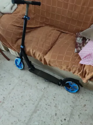 Patinete plegable azul y negro
