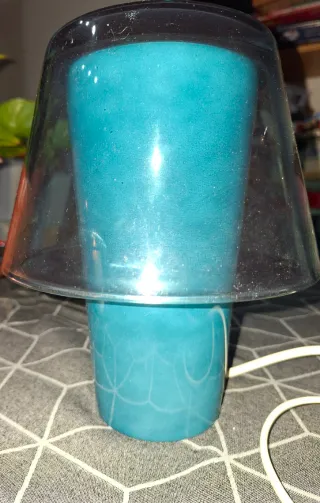 Lámpara de cristal azul y transparente