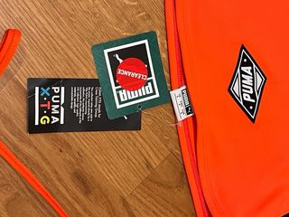 Top Puma Naranja con Tiras