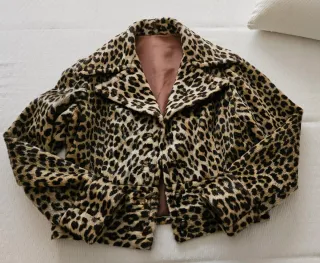 Chaqueta imitación leopardo corta