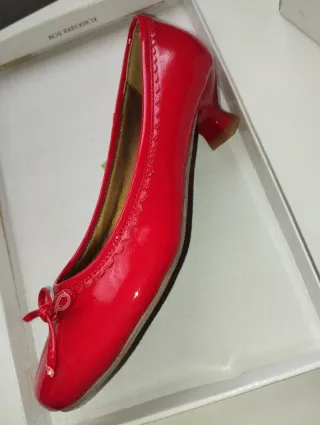 Zapatos rojos de tacón con lazo