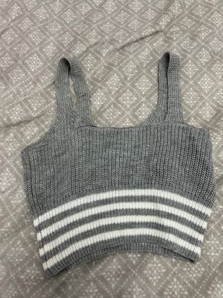 Top de punto gris con rayas blancas
