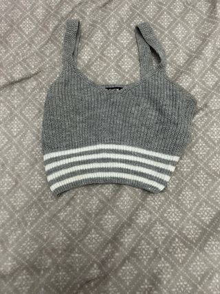 Top de punto gris con rayas blancas