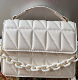 Bolso blanco acolchado con cadena