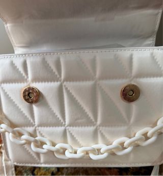 Bolso blanco acolchado con cadena