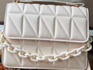 Bolso blanco acolchado con cadena