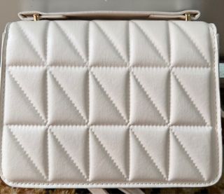 Bolso blanco acolchado con cadena