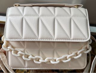 Bolso blanco acolchado con cadena